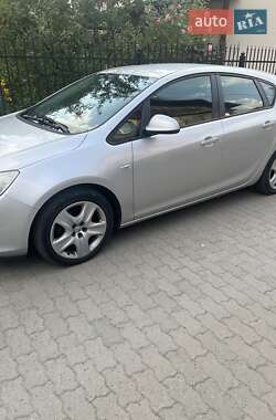 Хэтчбек Opel Astra GTC 2009 в 