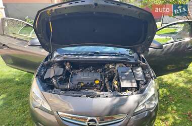 Хэтчбек Opel Astra GTC 2012 в 