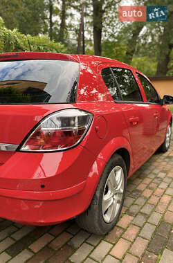 Хетчбек Opel Astra GTC 2013 в 