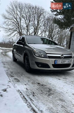 Хэтчбек Opel Astra GTC 2005 в Городке