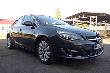 Седан Opel Astra 2013 в Новомосковске