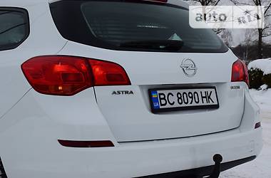 Універсал Opel Astra 2011 в Дрогобичі