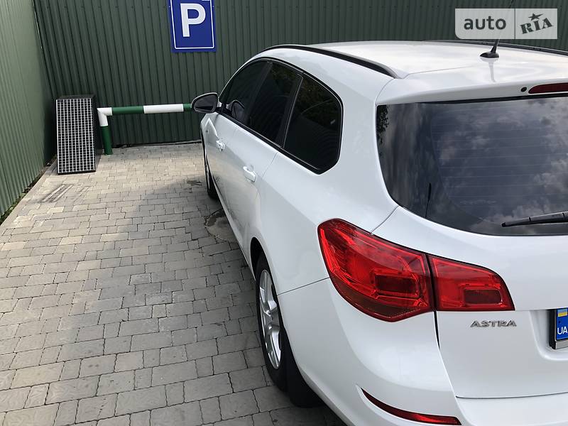 Універсал Opel Astra 2011 в Мукачевому