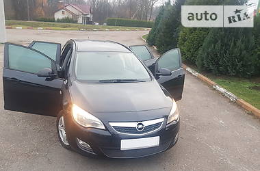 Универсал Opel Astra 2012 в Городке