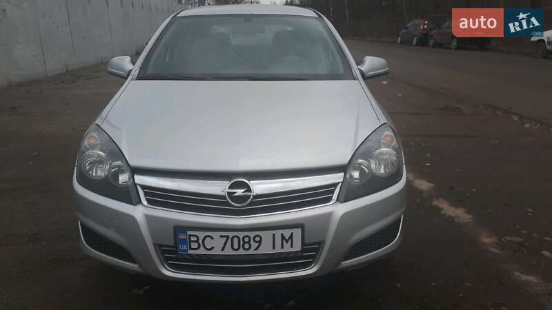 Хэтчбек Opel Astra 2012 в 