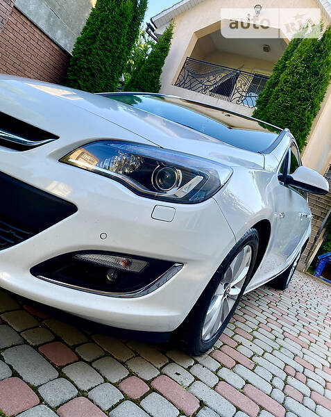 Універсал Opel Astra 2013 в Чернівцях