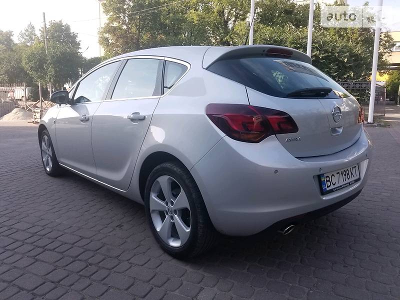 Хэтчбек Opel Astra 2011 в Львове