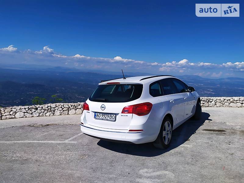 Універсал Opel Astra 2014 в Сваляві