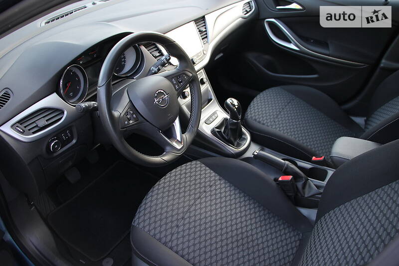 Універсал Opel Astra 2017 в Рівному