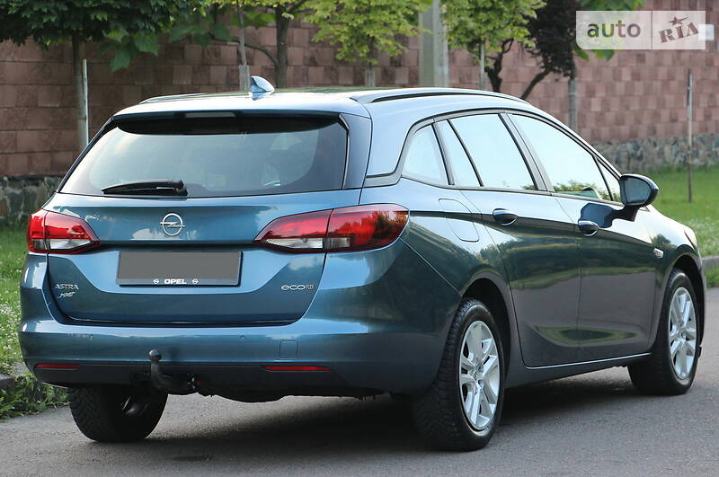 Універсал Opel Astra 2017 в Рівному