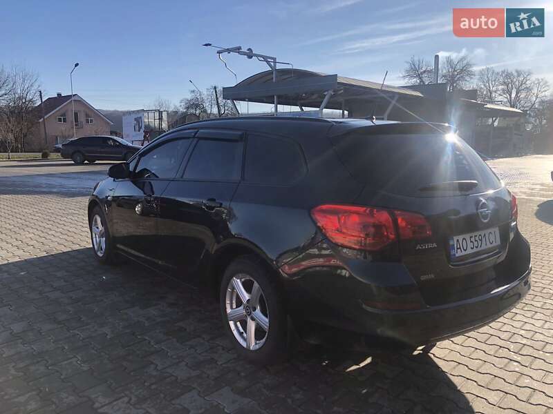 Универсал Opel Astra 2012 в Иршаве
