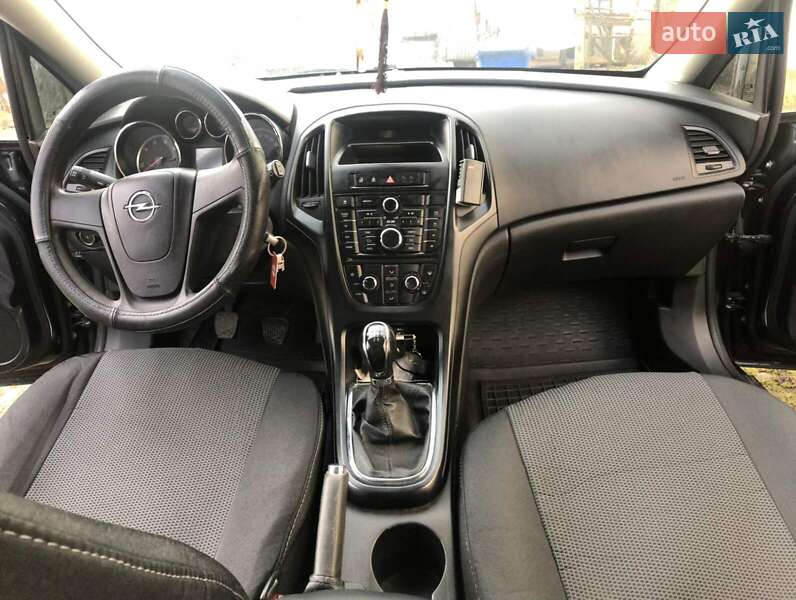 Универсал Opel Astra 2012 в Иршаве