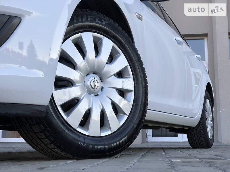 Універсал Opel Astra 2015 в Дрогобичі