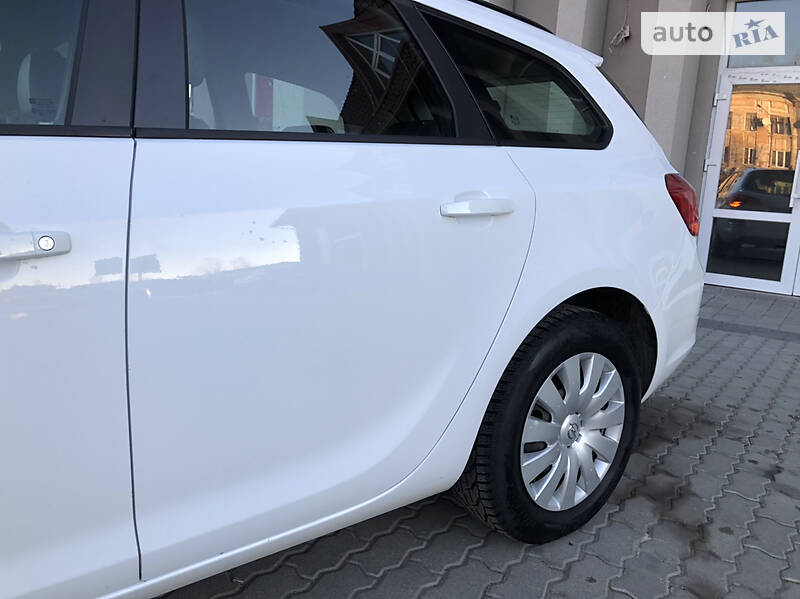 Універсал Opel Astra 2015 в Дрогобичі