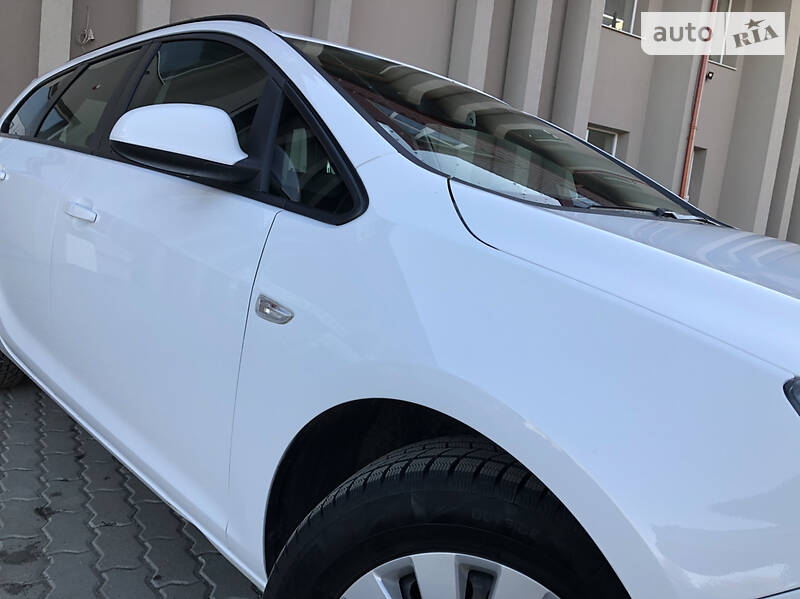 Універсал Opel Astra 2015 в Дрогобичі