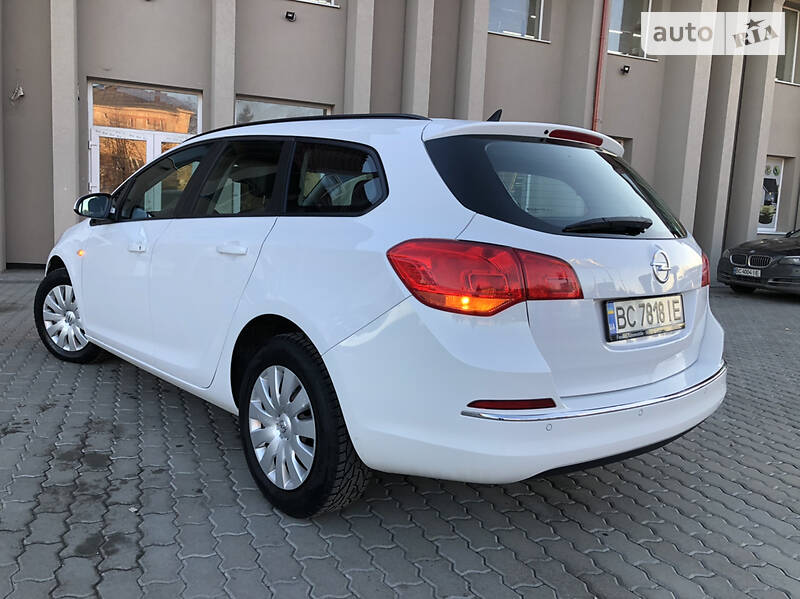 Універсал Opel Astra 2015 в Дрогобичі