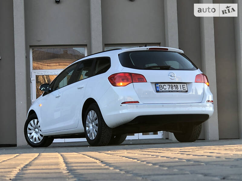 Універсал Opel Astra 2015 в Дрогобичі