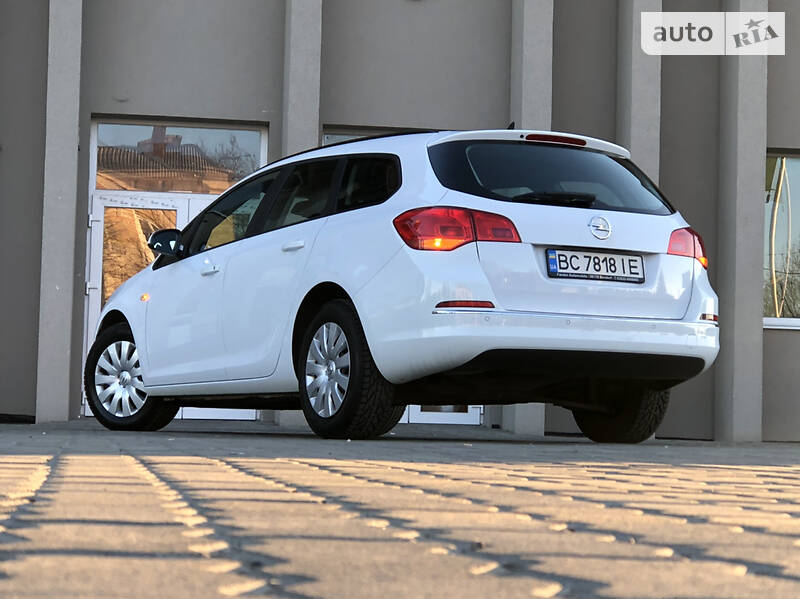 Універсал Opel Astra 2015 в Дрогобичі
