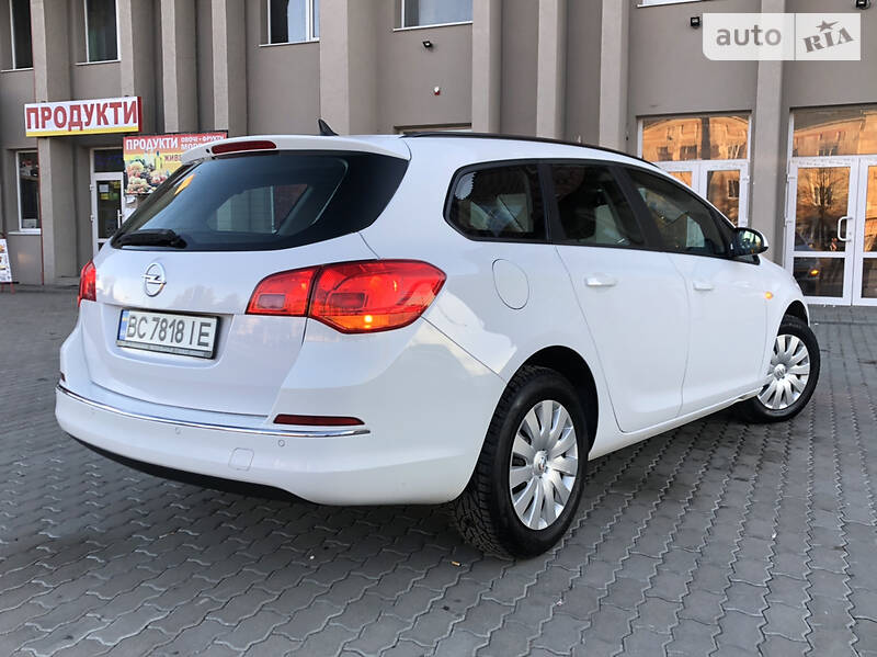 Універсал Opel Astra 2015 в Дрогобичі