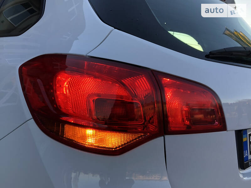 Універсал Opel Astra 2015 в Дрогобичі