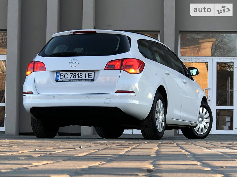 Універсал Opel Astra 2015 в Дрогобичі