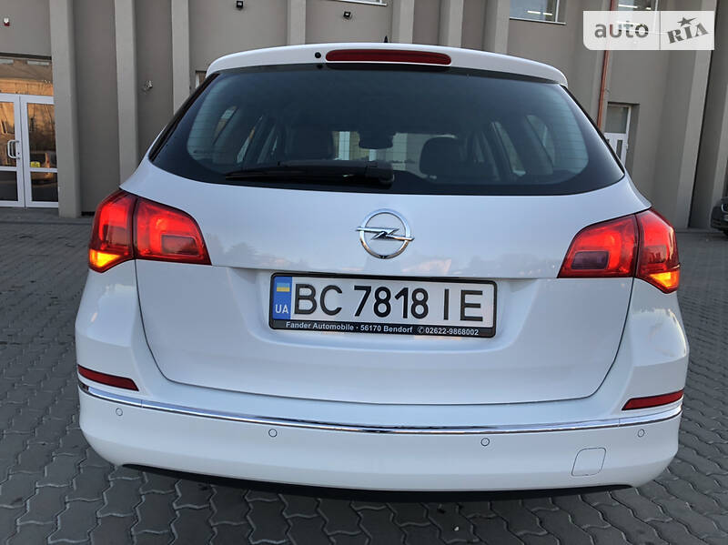 Універсал Opel Astra 2015 в Дрогобичі