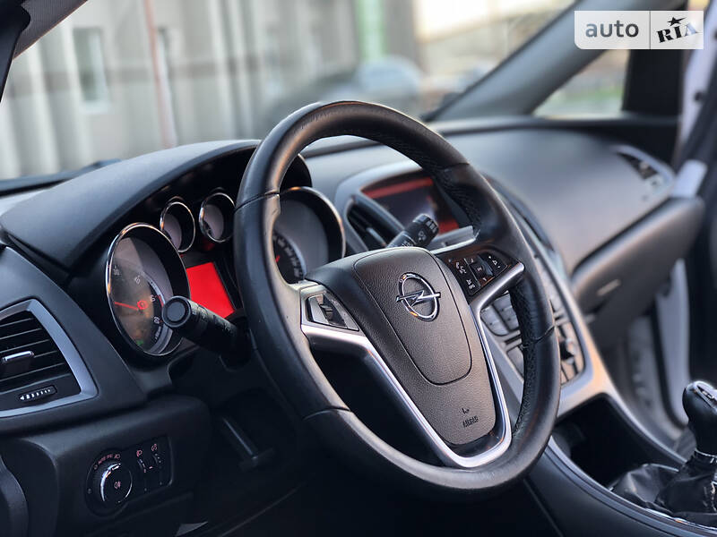 Універсал Opel Astra 2015 в Дрогобичі