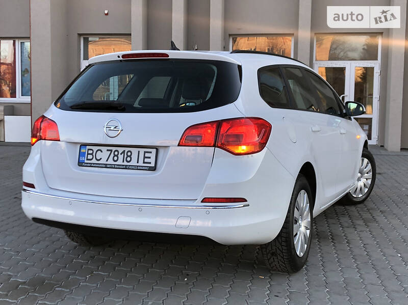 Універсал Opel Astra 2015 в Дрогобичі