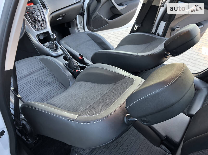 Універсал Opel Astra 2015 в Дрогобичі