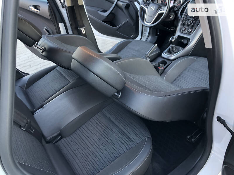Універсал Opel Astra 2015 в Дрогобичі
