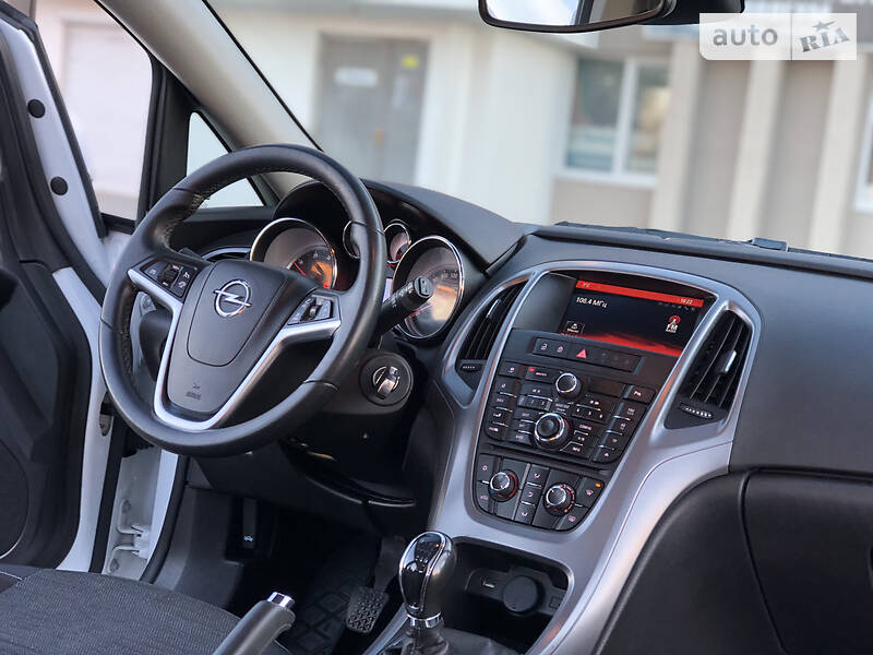 Універсал Opel Astra 2015 в Дрогобичі