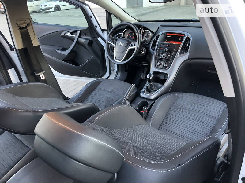Універсал Opel Astra 2015 в Дрогобичі