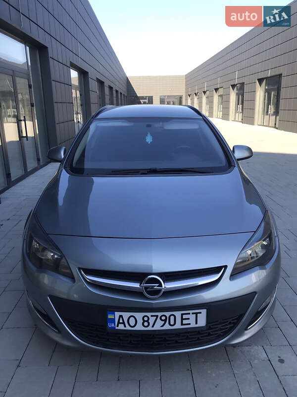 Универсал Opel Astra 2013 в Тячеве