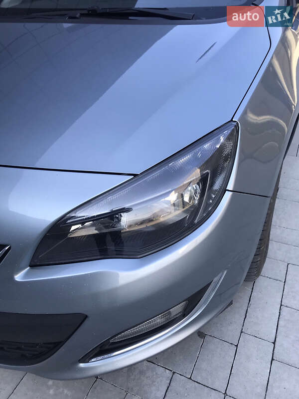 Универсал Opel Astra 2013 в Тячеве