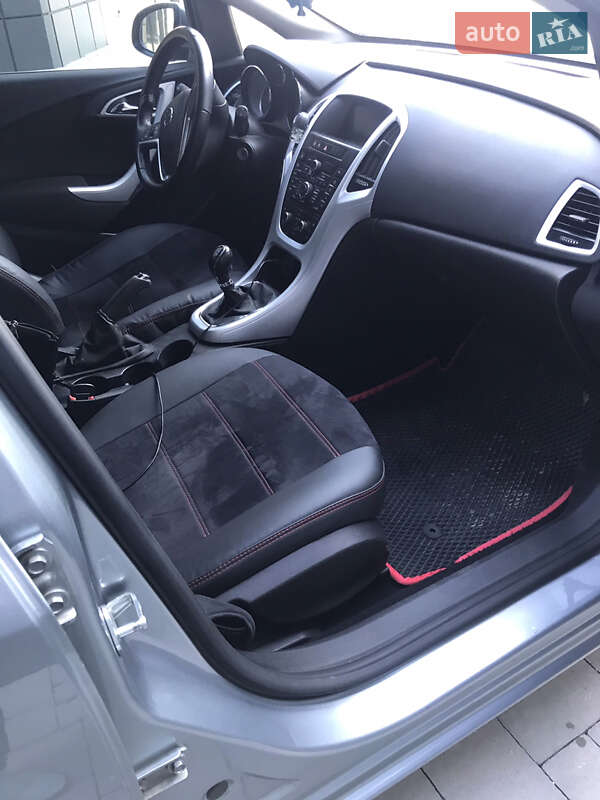 Универсал Opel Astra 2013 в Тячеве