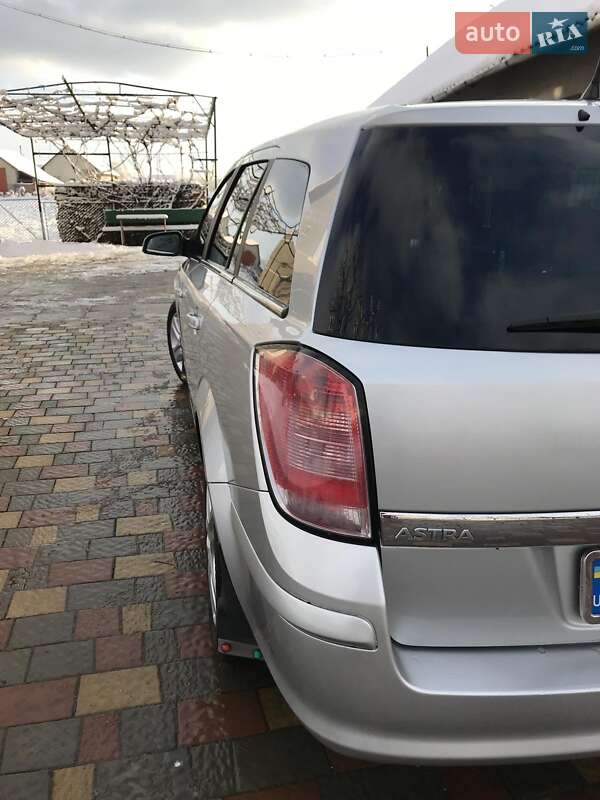 Универсал Opel Astra 2010 в Дрогобыче