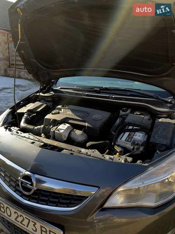 Универсал Opel Astra 2011 в Монастыриске