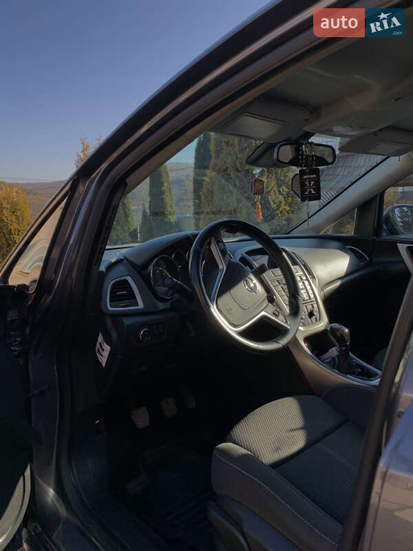 Универсал Opel Astra 2011 в Монастыриске