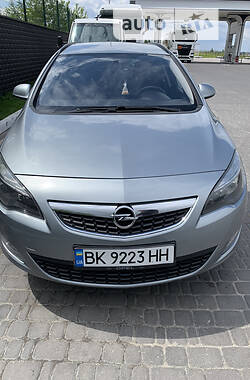 Універсал Opel Astra 2011 в Рівному