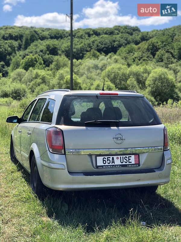 Универсал Opel Astra 2004 в Сваляве