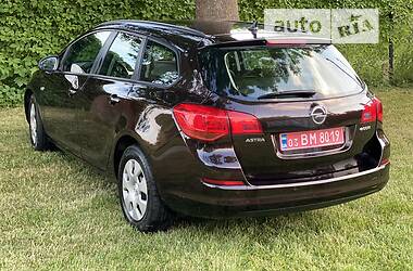 Универсал Opel Astra 2012 в 