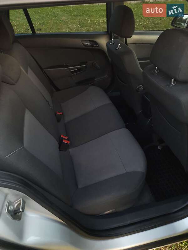 Универсал Opel Astra 2013 в Киеве