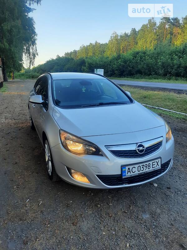 Універсал Opel Astra 2011 в Луцьку