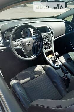 Купе Opel Astra 2013 в Каменском