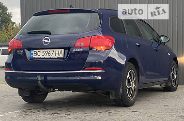 Універсал Opel Astra 2014 в Дрогобичі