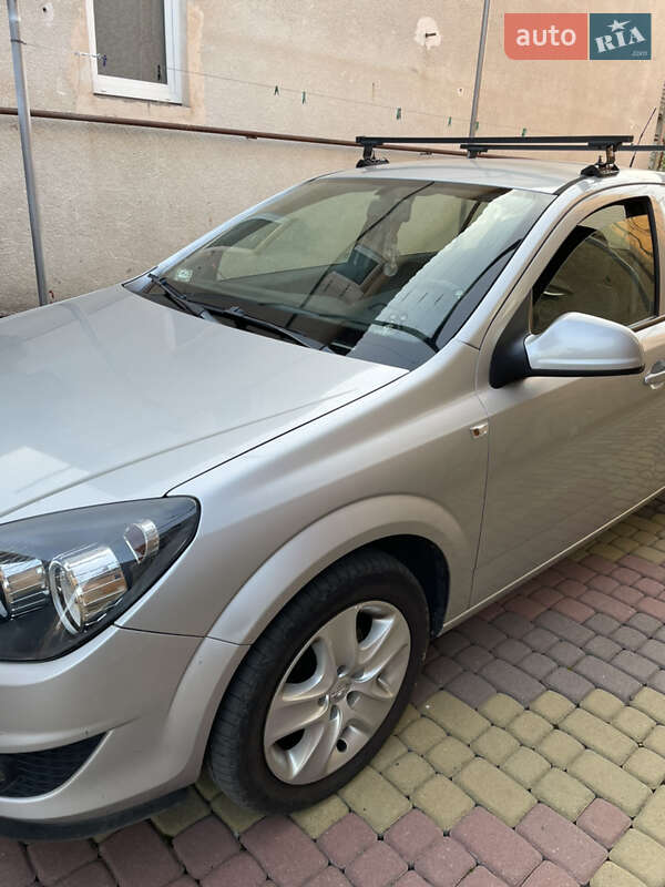 Седан Opel Astra 2011 в Іршаві