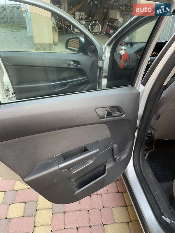 Седан Opel Astra 2011 в Іршаві