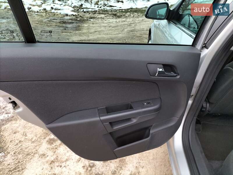 Универсал Opel Astra 2010 в Ровно