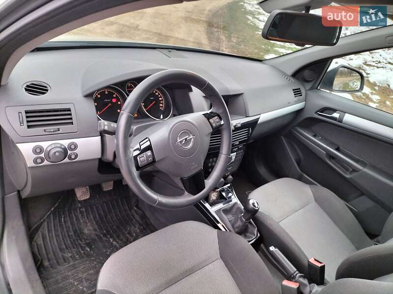 Универсал Opel Astra 2010 в Ровно