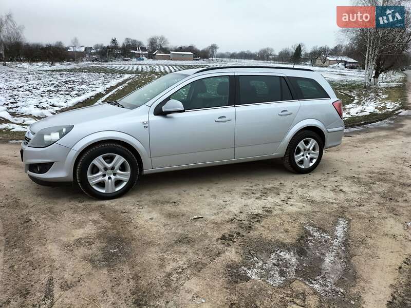 Универсал Opel Astra 2010 в Ровно
